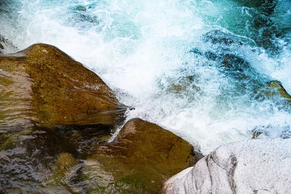 Βραχώδης Κοίτη Του Ποταμού Γρήγορο Ρυάκι Βουνού Ρυάκι Ταξίδι Στη — Φωτογραφία Αρχείου