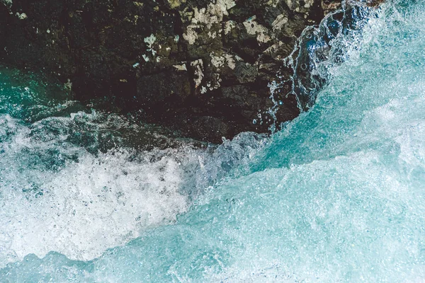 Rio Montanha Com Pedra Água Azul Ondas Turquesa Maré — Fotografia de Stock