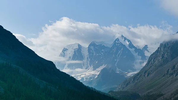 Χιονισμένες Βουνοκορφές Στον Ορίζοντα Της Κοιλάδας Κάτω Από Σύννεφα Ταξιδεύουν — Φωτογραφία Αρχείου
