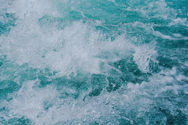山の川の青い泡立つ水 ターコイズブルーの海の潮 — ストック写真