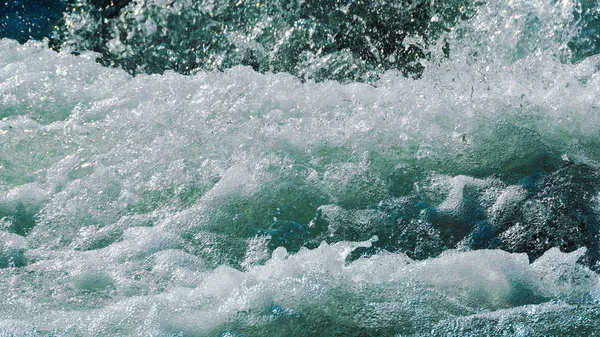 速い流れの山の川 — ストック写真