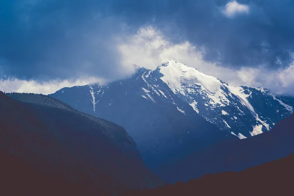 曇りの空の下で山の範囲 山の岩の雪峰 — ストック写真