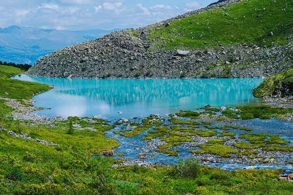 Tyrkysové Jezero Mezi Vrcholky Hor Vysoká Horská Řeka Letní Den — Stock fotografie