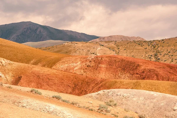 Colinas Coloridas Vale Montanha Colinas Vermelhas Areia Seca Dia Quente — Fotografia de Stock