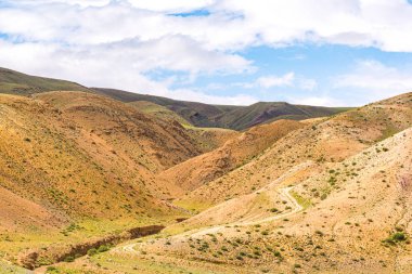 Dağ vadisindeki renkli tepeler. Sıcak yaz gününde kuru kumlu tepeler. Kuraklık, iklim değişikliği. Vadilerdeki toprak erozyonu