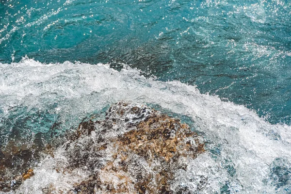 Bergrivier Met Steen Blauw Water Turkoois Golven Van Zeestromingen — Stockfoto