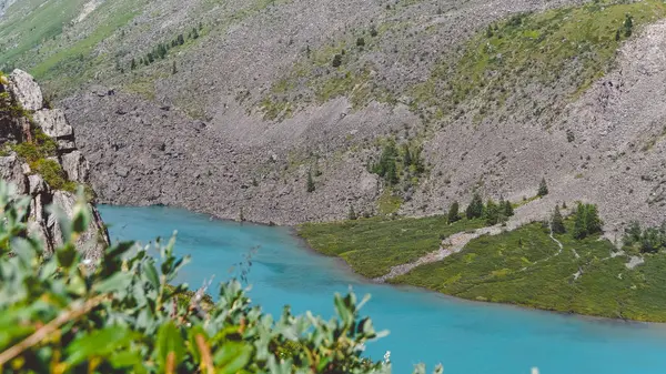 Μπλε Λίμνη Στην Κοιλάδα Τυρκουάζ Ποταμός Βράχια Πεζοπορία Στα Βουνά — Φωτογραφία Αρχείου