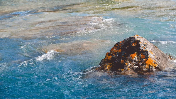 Eau Turquoise Dans Rivière Avec Rivage Pierre Marée Mer Eau — Photo