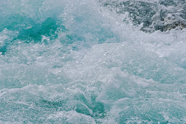 山の川の青い泡立つ水 ターコイズブルーの海の潮 — ストック写真