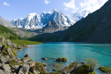 Valley 'deki mavi göl. Kayalıklardaki turkuaz nehir. Altai doğasında dağlarda yürüyüş.