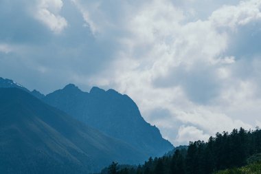Bulutların altındaki dağ sırası. Yürüyüş ve Turizm İçin Kayalar