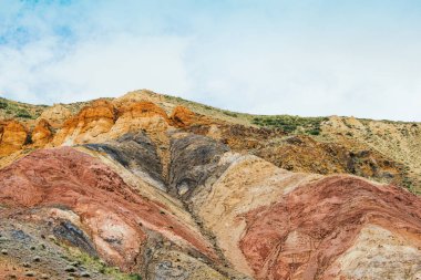 Dağ vadisindeki renkli tepeler. Sıcak yaz gününde kuru kumlu tepeler. Kuraklık, iklim değişikliği. Vadilerdeki toprak erozyonu