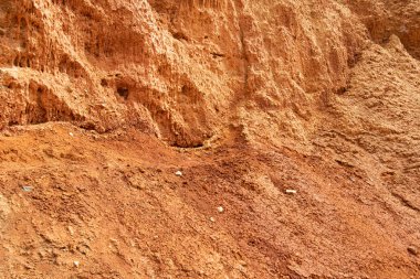 Sıcak bir günde kırmızı dağ yamacında. Kumlu Kanyon 'un duvarındaki doku. Su kıtlığı, iklim değişikliği yüzünden kuraklık.