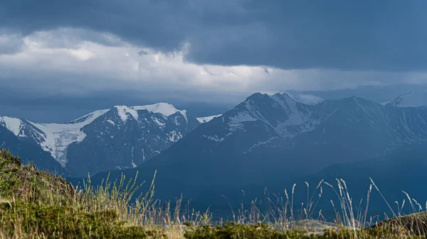 Ridge Bajo Cielo Con Nubes Rocas Con Pendientes Nieve Paisaje —  Fotos de Stock