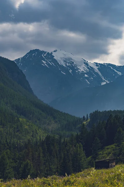 Cordillera Bajo Cielo Nublado Picos Nevados Montañas Rocas — Foto de Stock