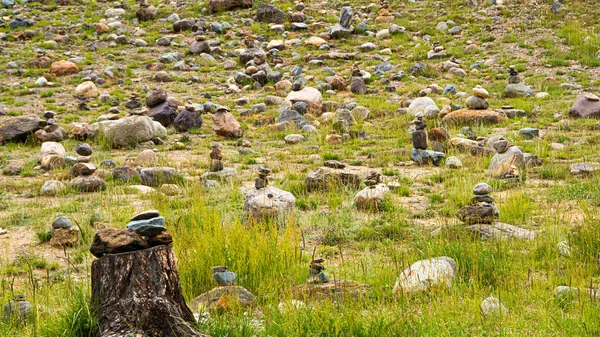 森林の向きのための石のスライド 山の中でハイキング 魂のバランスの状態 自然の中でヨガクラス — ストック写真