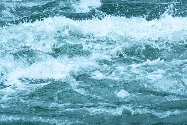 Ruwe Oceaan Golven Stormachtige Zee Surfen Snel Stromende Berg Rivier — Stockfoto