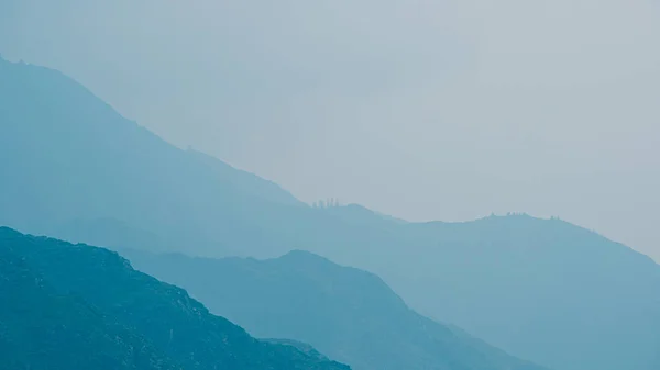 Силуэты Гор Голубом Тумане Контур Нежных Холмов Долине — стоковое фото