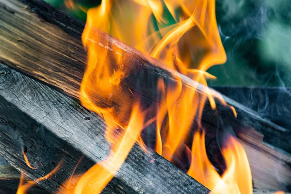 Flammen Steigen Über Kohlen Empor Lagerfeuer Zur Erholung Freien Grill — Stockfoto