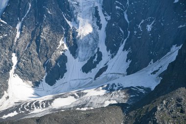 Karların altındaki kayalık sırt. Dağ yürüyüşü, vahşi doğa yolculuğu.