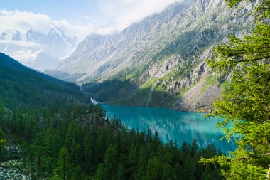 Valley 'deki mavi göl. Kayalıklardaki turkuaz nehir. Altai doğasında dağlarda yürüyüş.