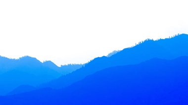 Mavi sisli dağların siluetleri. Vadideki yumuşak tepelerin ana hatları