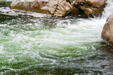 Nehrin kayalık yatağı, kaynayan akıntılı hızlı dağ deresi. Su vadisinde doğaya yolculuk