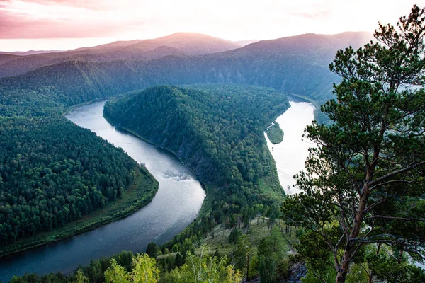 Szeroka Rzeka Między Zielonymi Wzgórzami Gładkie Zgięcie Koryta Rzeki Kontemplacja — Zdjęcie stockowe