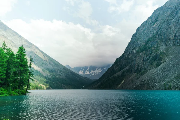 岩石中间的绿松石湖 登山池 — 图库照片