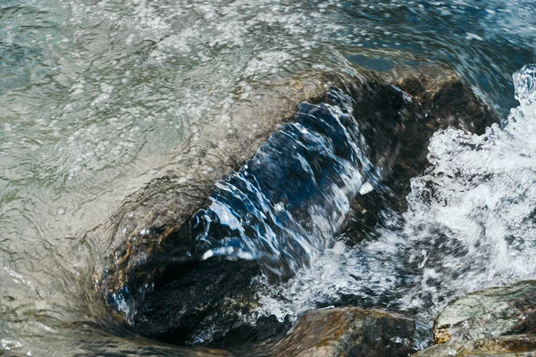 雄伟的山川 岩石间水流湍急 岩石中的蓝色溪流 — 图库照片