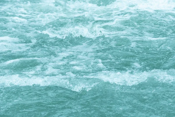 Ruwe Oceaan Golven Stormachtige Zee Surfen Snel Stromende Berg Rivier — Stockfoto