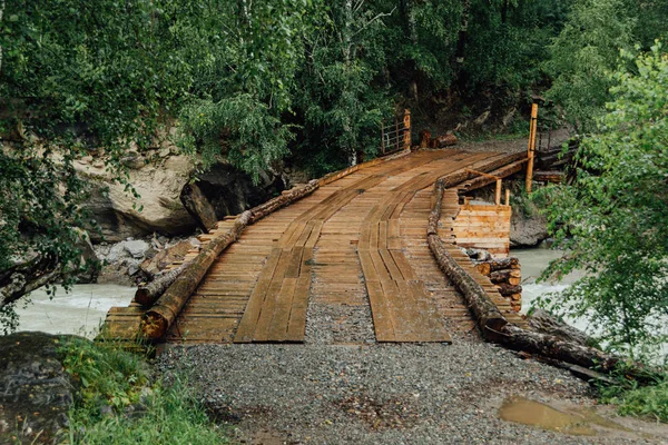 Ponte Madeira Tábuas Através Rio Montanha Ponte Velha Rural Floresta — Fotografia de Stock