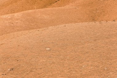 Sıcak bir günde kırmızı dağ yamacında. Kumlu Kanyon 'un duvarındaki doku. Su kıtlığı, iklim değişikliği yüzünden kuraklık.