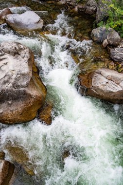 hızlı akan nehir. Kayaların arasındaki dağ deresi. Su turisti gezisi