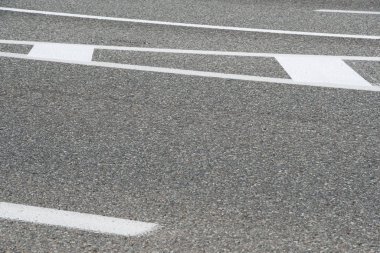 Yol işaretli kuru asfalt yolun bir bölümü