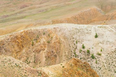 Kanyonun kırmızı kumlu yamaçları. Kuraklık ve küresel ısınmadan sonra toprağı aşındırmak. Taş çölde susuzluk.
