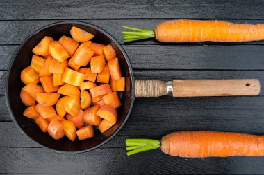 Tahta masada taze havuç hasat ettikten sonra, vejetaryenler için yemek pişirdikten sonra, sağlıklı yiyecekler. Bahçede sebze yetiştiriyorum.