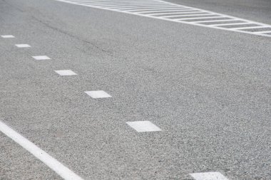 Yol işaretli kuru asfalt yolun bir bölümü