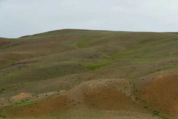 Sanfte Rote Hügel Fahrt Durch Gebirgstal Weiden Für Tiere Bodenerosion — Stockfoto