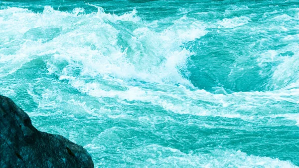 青い海水が岩や海の波や山の川の流れや潮の海の波に打ち勝ち — ストック写真