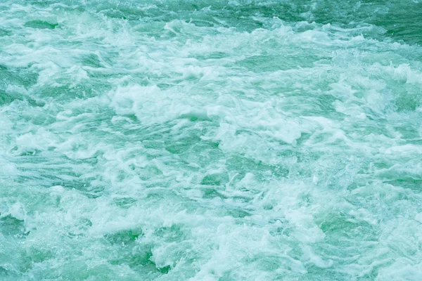 Ruwe Oceaan Golven Stormachtige Zee Surfen Snel Stromende Berg Rivier — Stockfoto