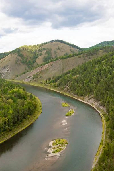 Szeroka Rzeka Wśród Zielonych Wzgórz Drzewami Łagodne Zgięcie Kanału Las — Zdjęcie stockowe