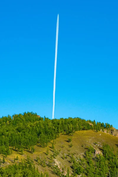 Mavi Gökyüzünde Uçan Uçağın Izi — Stok fotoğraf