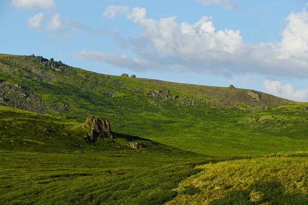 Mavi Bulutlu Gökyüzünün Altındaki Yeşil Tepeler Otlaklar Için Dağ Vadisi — Stok fotoğraf