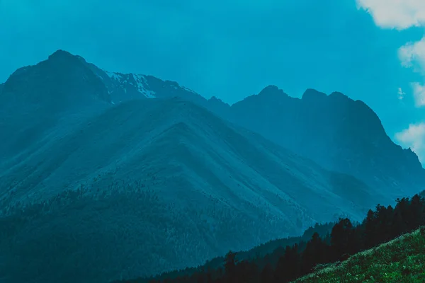 青い霞の高い崖 霧の中の山脈のシルエット 自然の中での瞑想とリラクゼーション — ストック写真