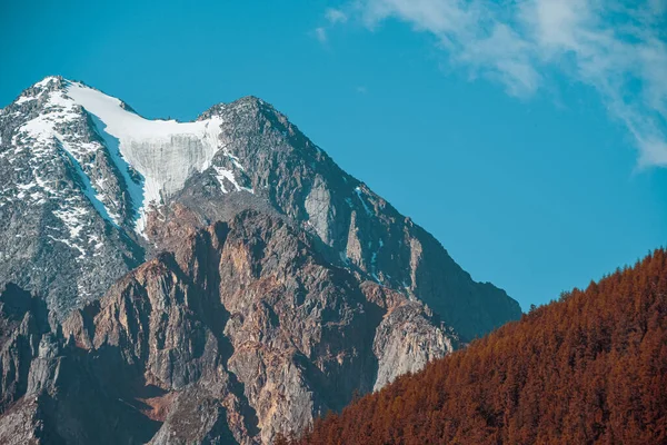 Zasněžené Vrcholky Hor Obzoru Údolí Pod Mraky Cesta Horské Oblasti — Stock fotografie