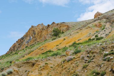 Yaz günü çöl manzarası, Mars manzarasına benzer kırmızı tepeler. Kanyondaki toprak erozyonu, su ve yağmur eksikliği vadiyi bozkıra çevirir.