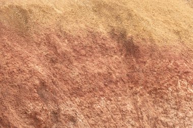 Sıcak bir günde kırmızı dağ yamacında. Kumlu Kanyon 'un duvarındaki doku. Su kıtlığı, iklim değişikliği yüzünden kuraklık.