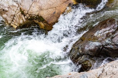 hızlı akan nehir. Kayaların arasındaki dağ deresi. Su turisti gezisi