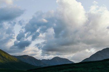 Kümülüs bulutları dağ vadisinde yağmur bekliyor.